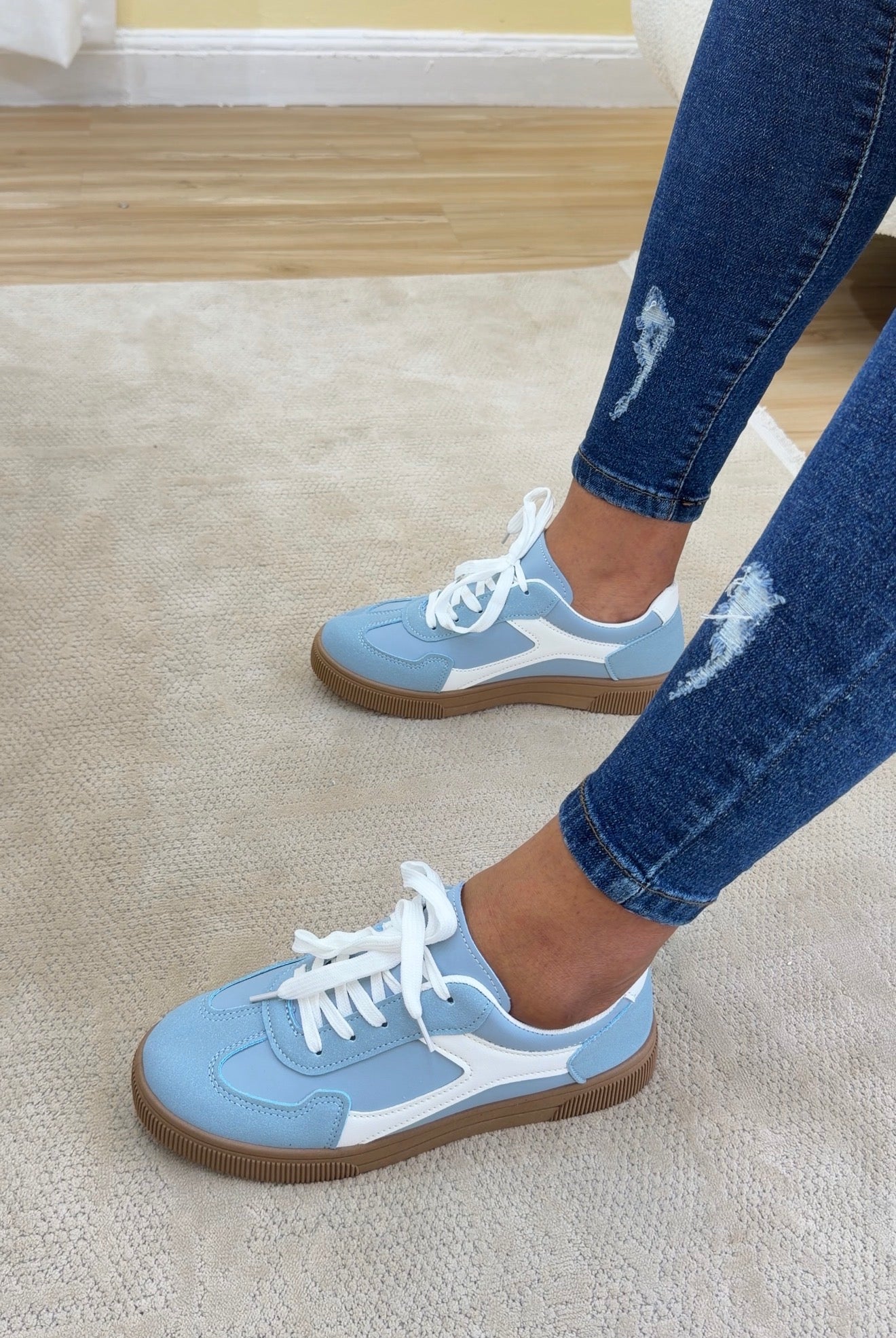 SNEAKERS 02